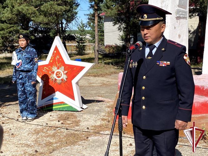 В Вилюйске начальник ОВО принял участие в торжественном принятии флага района 