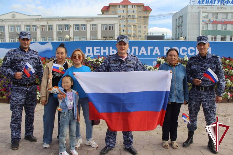 Сотрудники вневедомственной охраны Росгвардии в день Государственного флага России организовали флешмоб «Мы – Россия»