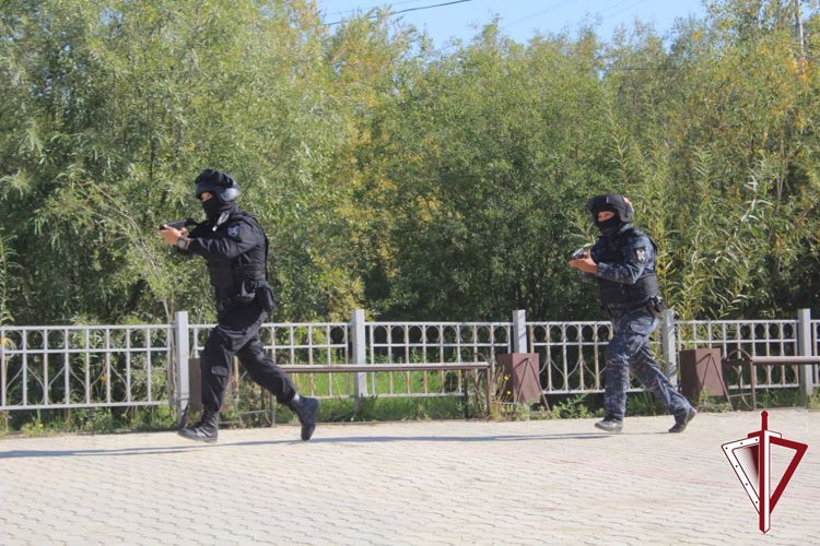 В Якутии Росгвардия приняла участие во всероссийских единых учениях в образовательных организациях    