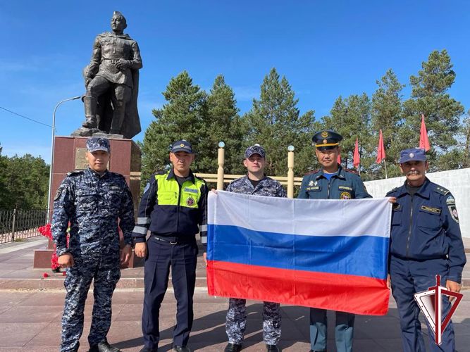 Сотрудники вневедомственной охраны Росгвардии в день Государственного флага России организовали флешмоб «Мы – Россия»