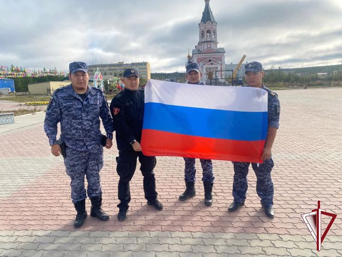 Сотрудники вневедомственной охраны Росгвардии в день Государственного флага России организовали флешмоб «Мы – Россия»