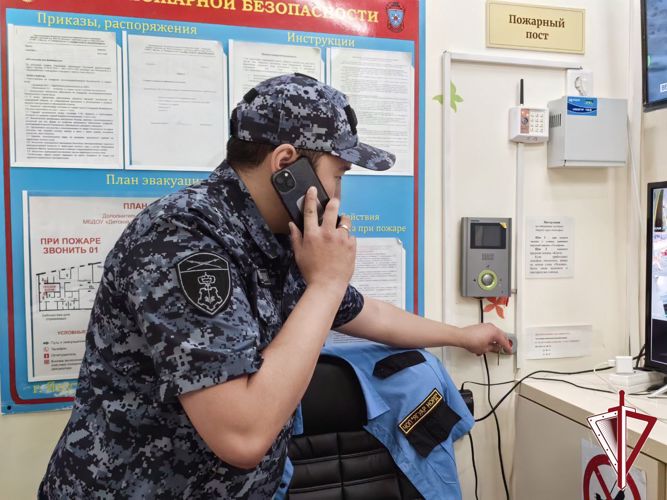 В Якутии сотрудники вневедомственной охраны Росгвардии проверили готовность образовательных учреждений к началу учебного года