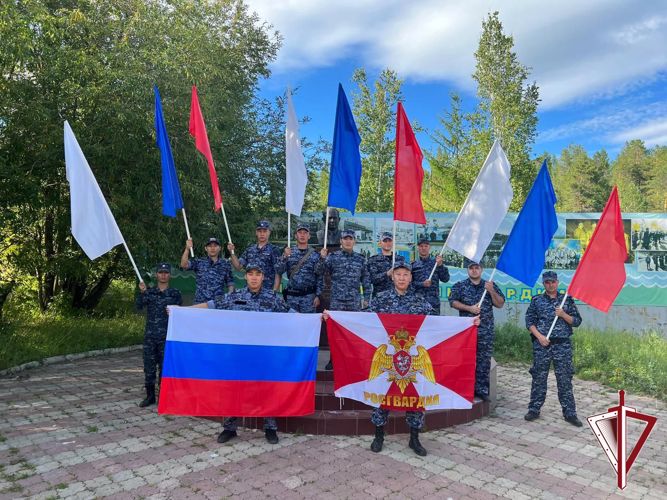 Сотрудники вневедомственной охраны Росгвардии в день Государственного флага России организовали флешмоб «Мы – Россия»