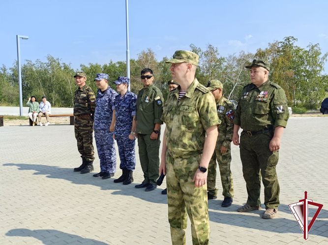 Росгвардия в Якутске приняла участие в мероприятии фонда «Защитники Отечества» для юнармейцев «Наш флаг - наша гордость»