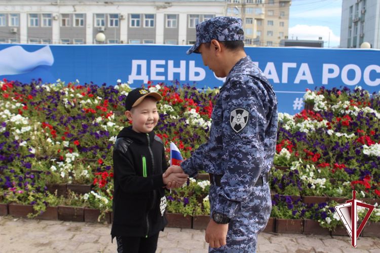 Сотрудники вневедомственной охраны Росгвардии в день Государственного флага России организовали флешмоб «Мы – Россия»