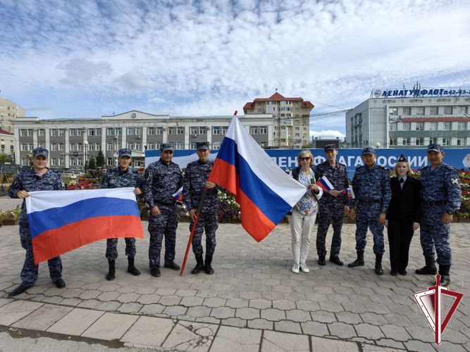 Сотрудники вневедомственной охраны Росгвардии в день Государственного флага России организовали флешмоб «Мы – Россия»