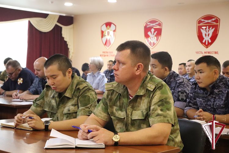 Помощник военного прокурора Якутского гарнизона провёл занятие для личного состава тероргана Росгвардии 