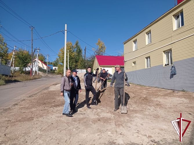 В Якутии росгвардейцы приняли участие в экологическом субботнике «Зелёная Россия»