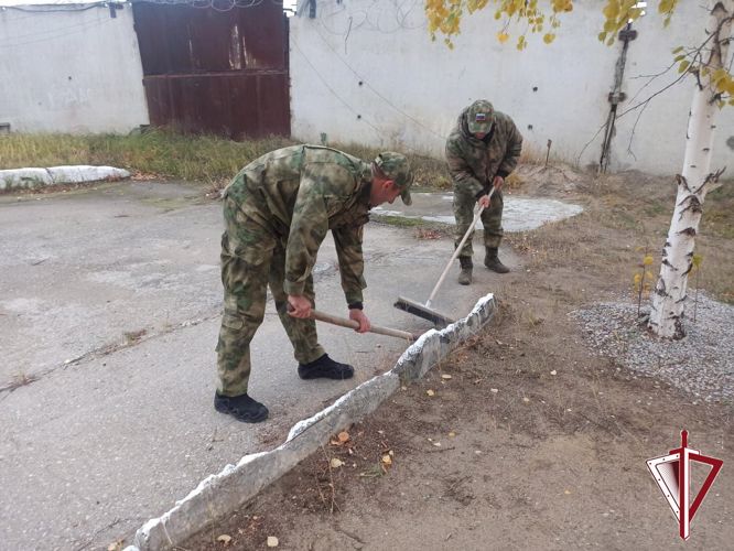 В Якутии росгвардейцы приняли участие в экологическом субботнике «Зелёная Россия»