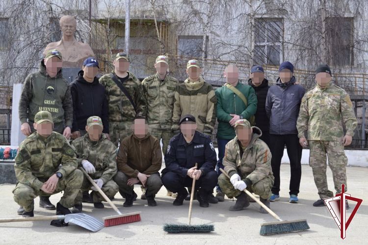 В Якутии росгвардейцы приняли участие в экологическом субботнике «Зелёная Россия»