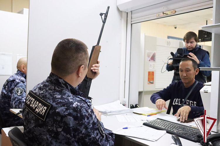 На телеканале ГТРК «Саха» вышел сюжет об особенностях контроля за оборотом оружия на территории Якутска 