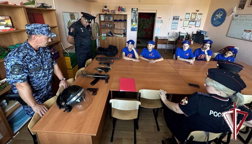 В Алдане росгвардейцы провели «Урок мужества» для воспитанников военно-патриотического отряда «Юнавиа»
