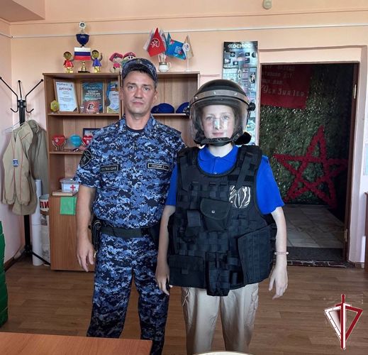 В Алдане росгвардейцы провели «Урок мужества» для воспитанников военно-патриотического отряда «Юнавиа»