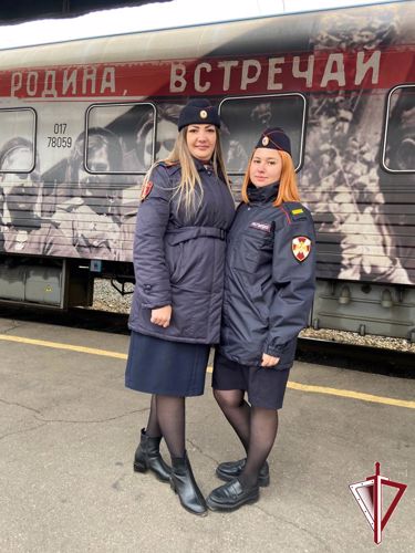 В Алдане росгвардейцы посетили передвижной музей "Поезд Победы"