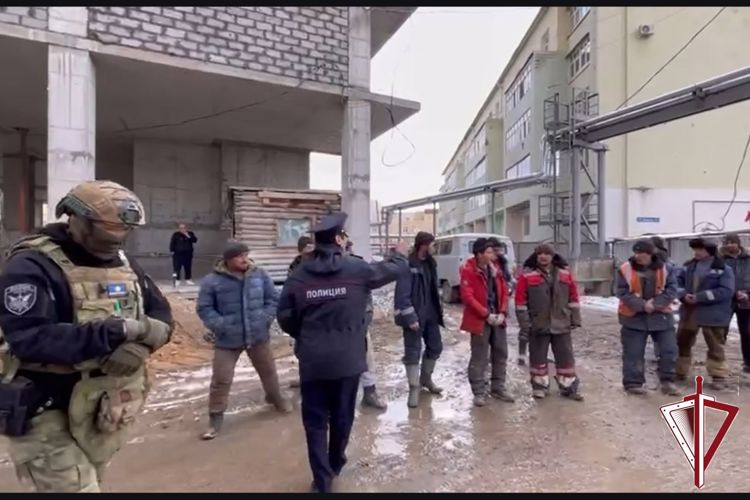 В Якутске при участии ОМОН «Бизон» Росгвардии проходит операция «Нелегал»