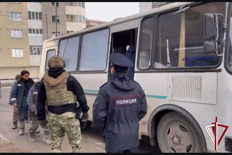В Якутске при участии ОМОН «Бизон» Росгвардии проходит операция «Нелегал»