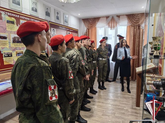 Юнармейцы посетили музейные комнаты тероргана Росгвардии и Управления вневедомственной охраны Якутии