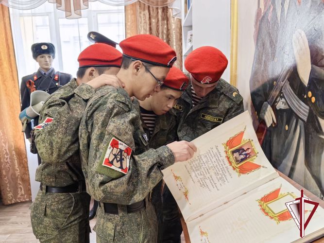 Юнармейцы посетили музейные комнаты тероргана Росгвардии и Управления вневедомственной охраны Якутии