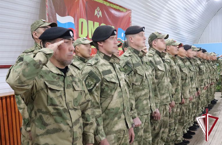 В день образования ОМОН в Якутске вручили спецназовцам Росгвардии государственные награды 