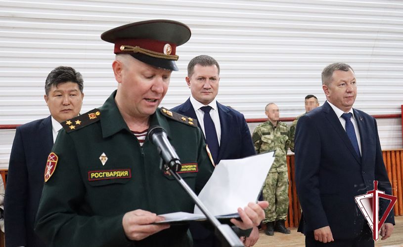 В день образования ОМОН в Якутске вручили спецназовцам Росгвардии государственные награды 