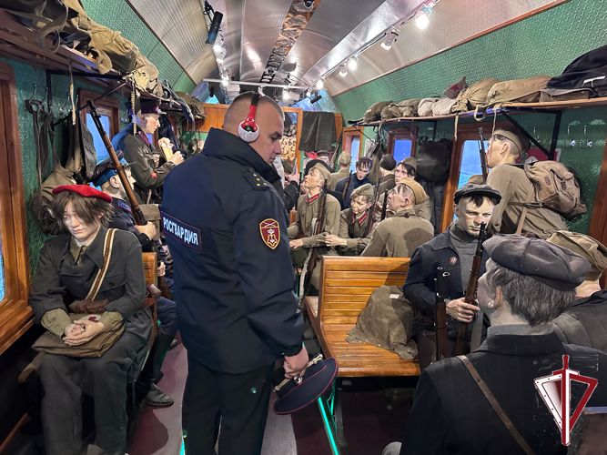 В Алдане росгвардейцы посетили передвижной музей "Поезд Победы"