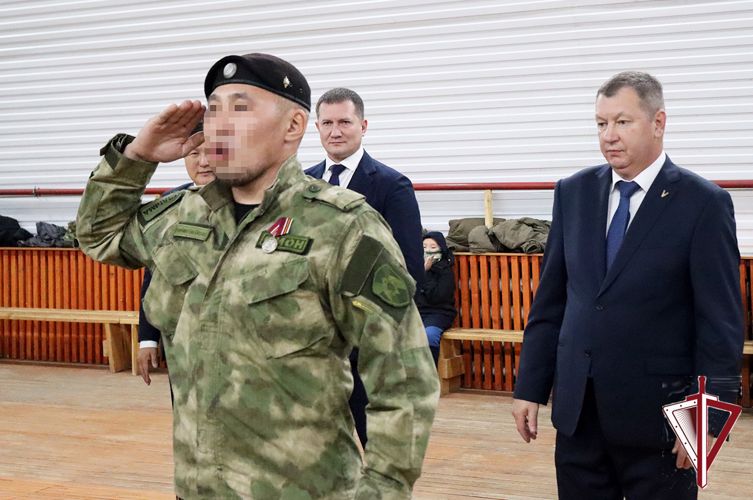 В день образования ОМОН в Якутске вручили спецназовцам Росгвардии государственные награды 