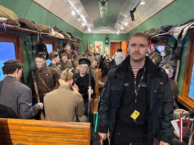 В Алдане росгвардейцы посетили передвижной музей "Поезд Победы"