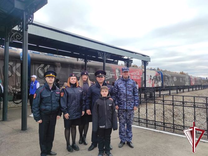 В Алдане росгвардейцы посетили передвижной музей "Поезд Победы"
