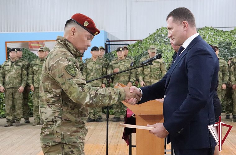 В день образования ОМОН в Якутске вручили спецназовцам Росгвардии государственные награды 