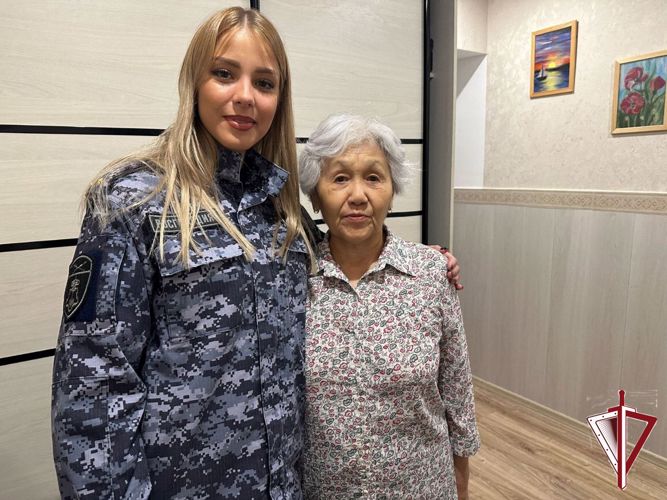 Сотрудники Якутского ОВО поздравили матерей погибших коллег с днем пожилых людей