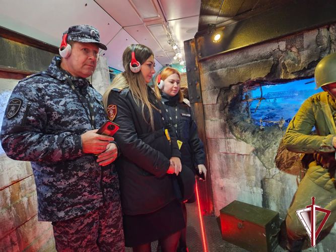 В Алдане росгвардейцы посетили передвижной музей "Поезд Победы"