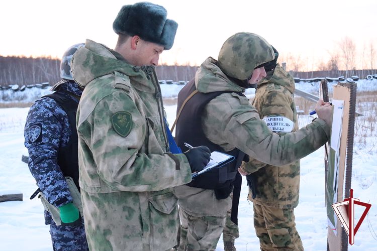 В Якутске росгвардейцы сдали зачеты первого этапа итоговой проверки 