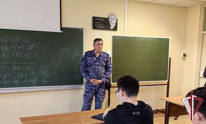 Сотрудник Росгвардии провел встречу со студентами СВФУ им. М.К. Аммосова