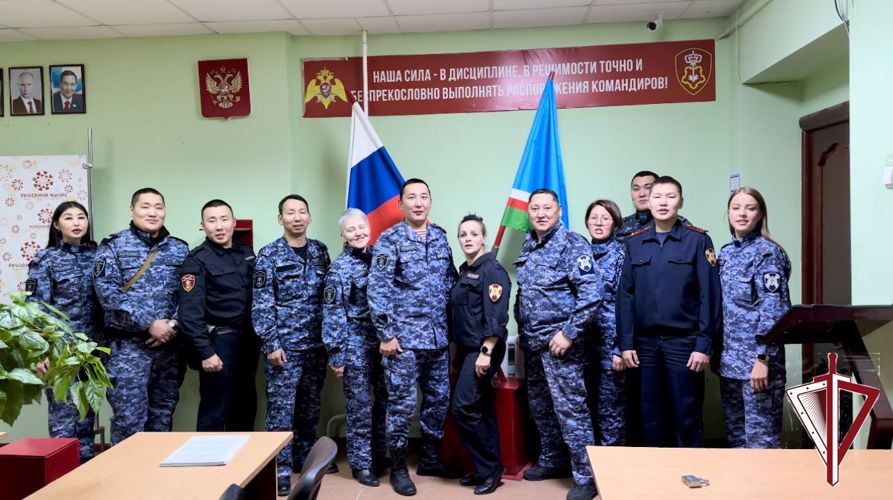 Сотрудники якутского ОВО поздравили жителей республики с Днем народного единства(видео)