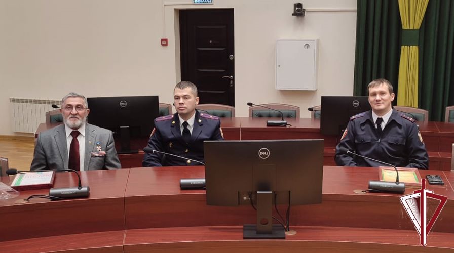 Нерюнгринские росгвардейцы поздравили ветеранов с Днём сотрудника ОВД