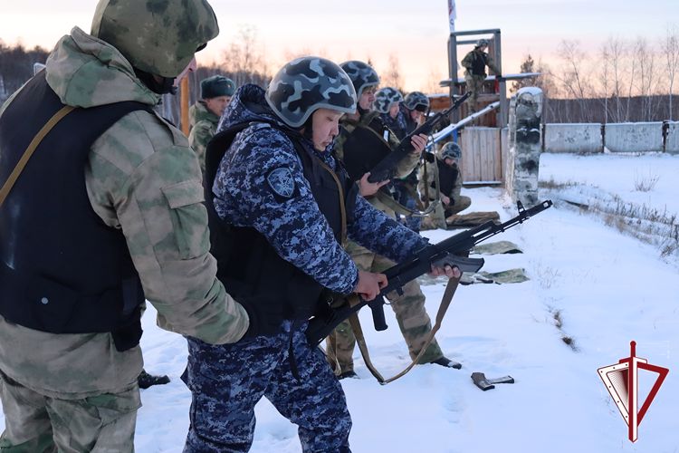 В Якутске росгвардейцы сдали зачеты первого этапа итоговой проверки 
