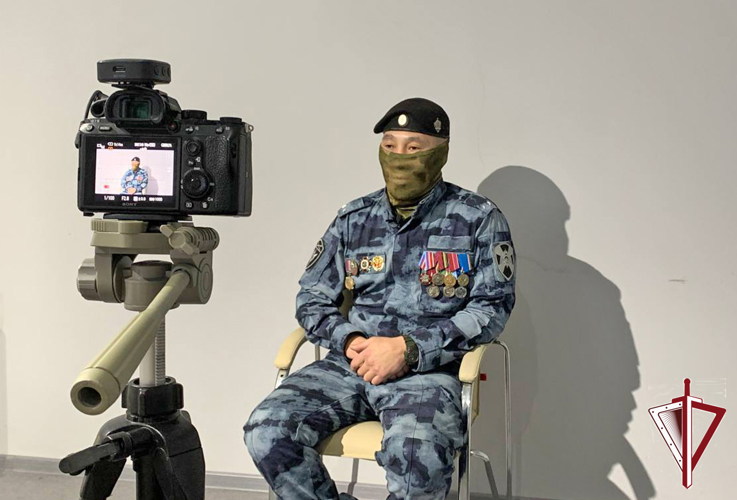 Офицер ОМОН «Бизон» принял участие во внеурочном занятии «Разговоры о важном» 