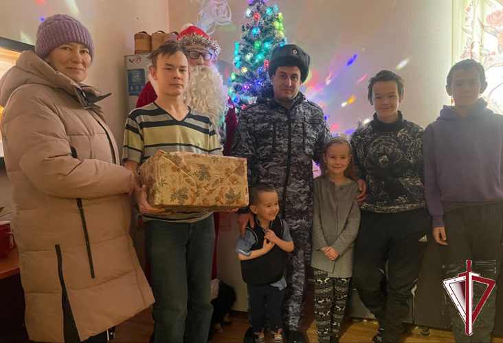 В Олекминске росгвардейцы поздравили многодетную семью с Новым годом