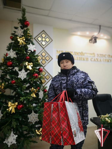 Сотрудники ОВО Росгвардии по Вилюйскому району приняли участие в благотворительной акции «Ёлка Добра»