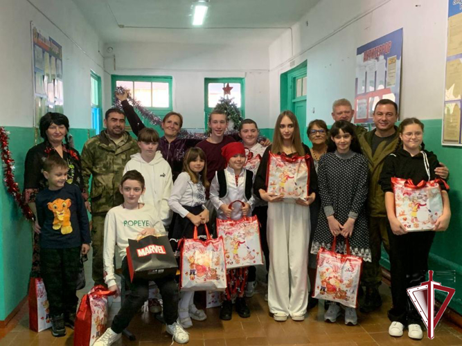 Росгвардейцы Якутии приняли участие в акции «Новый год от Края до Края. Россия – Садовое»   