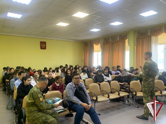 Майор Дмитрий Никитенко провел урок профориентации для старшеклассников СОШ №10