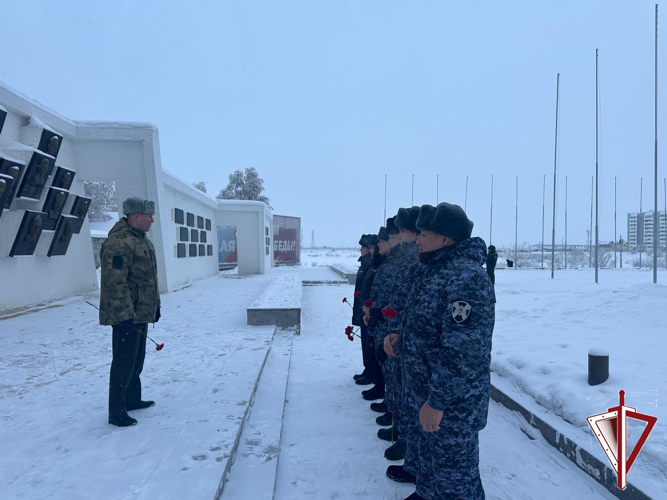 На площади Победы Якутска росгвардейцы возложили цветы в день освобождения от фашистской блокады Ленинграда