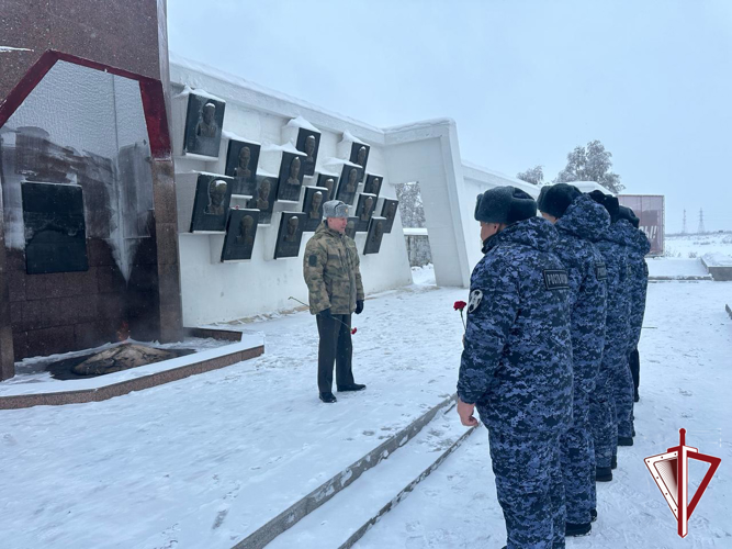 На площади Победы Якутска росгвардейцы возложили цветы в день освобождения от фашистской блокады Ленинграда