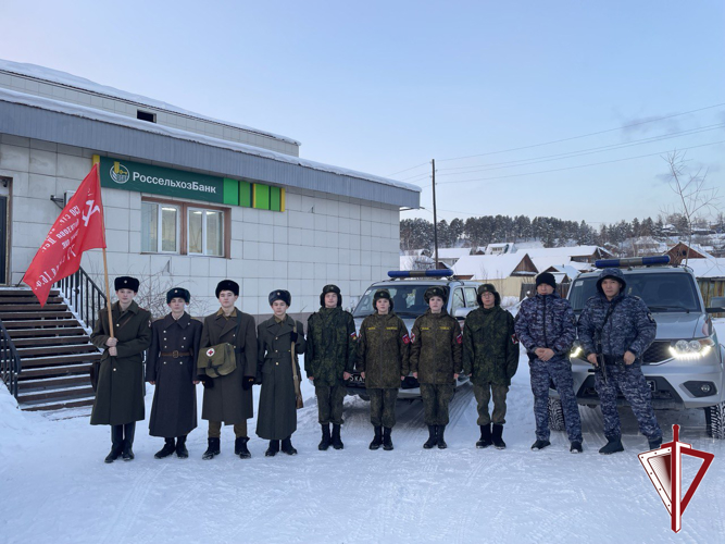 В Олекминске росгвардейцы и воспитанники ВПК «Альфа» присоединились к всероссийской акции «Блокадный хлеб»