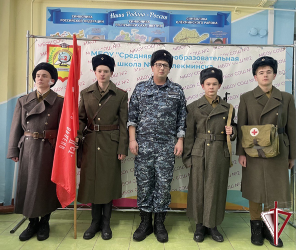 В Олекминске росгвардейцы и воспитанники ВПК «Альфа» присоединились к всероссийской акции «Блокадный хлеб»