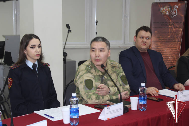 Росгвардейцы приняли участие в ярмарке вакансий для выпускников колледжа инновационных технологий