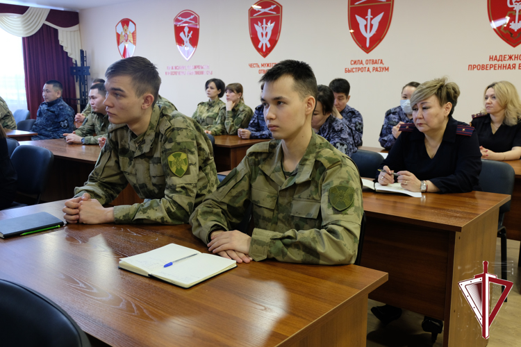 Представитель военной прокуратуры провел встречу с личным составом Управления Росгвардии по Республике Саха (Якутия) 