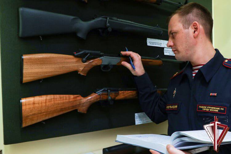 Сотрудники подразделений государственного контроля и лицензионно-разрешительной работы Росгвардии отмечают профессиональный праздник