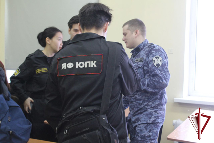 Сотрудники вневедомственной охраны Росгвардии провели профориентационную беседу со студентами юридического полицейского колледжа