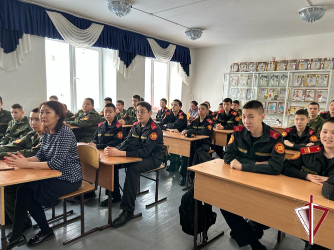 В Якутской кадетской школе-интернате прошел «Час патриотизма» памяти сотрудника ОМОН Александра Гундарева